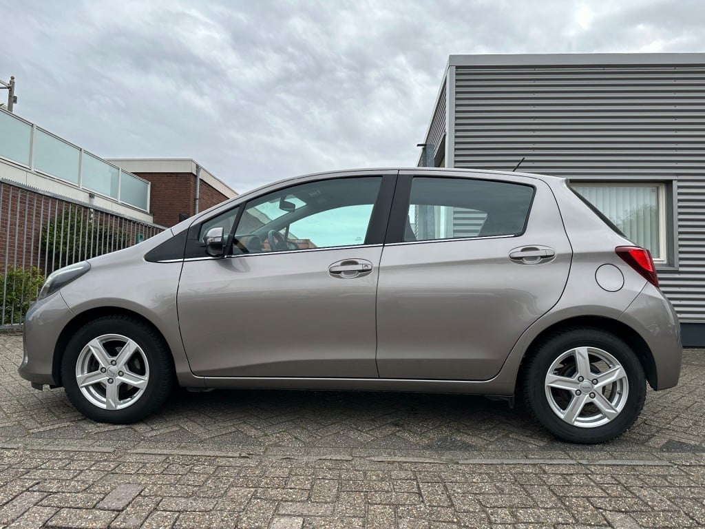 Toyota Yaris 1.3 vvt-i style automaat camera cruise control navi bluetoo