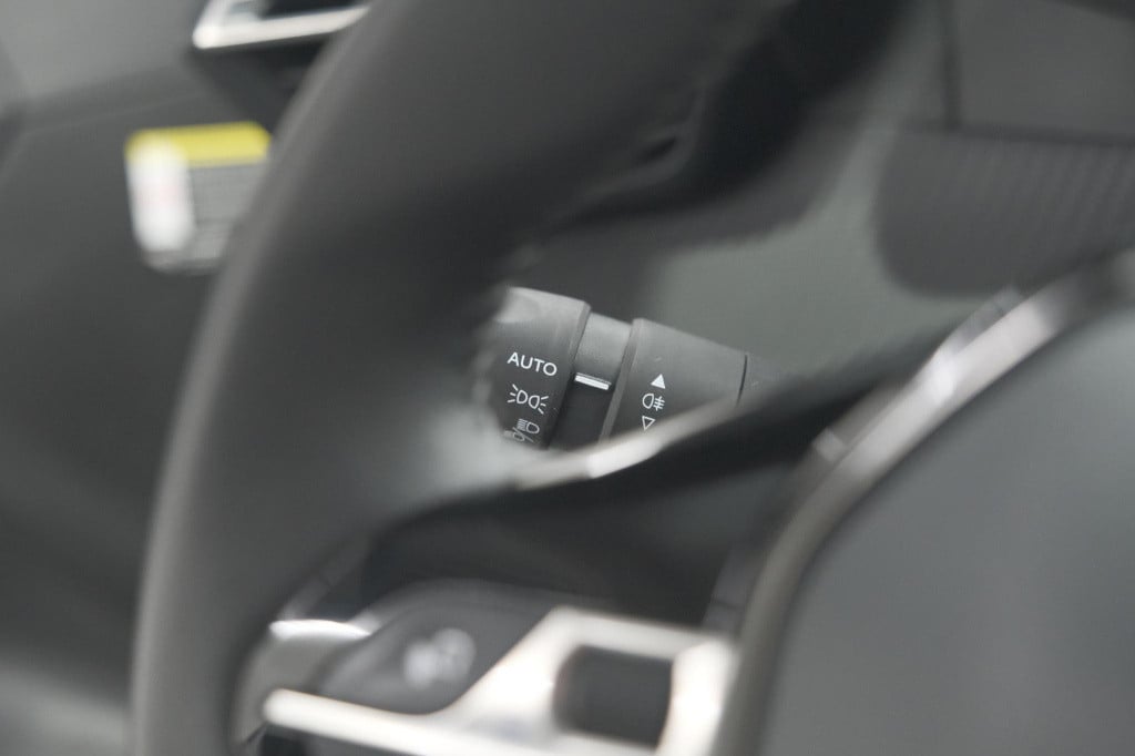 Peugeot 208 puretech 100 allure | camera | navigatie | parkeersensoren | ap