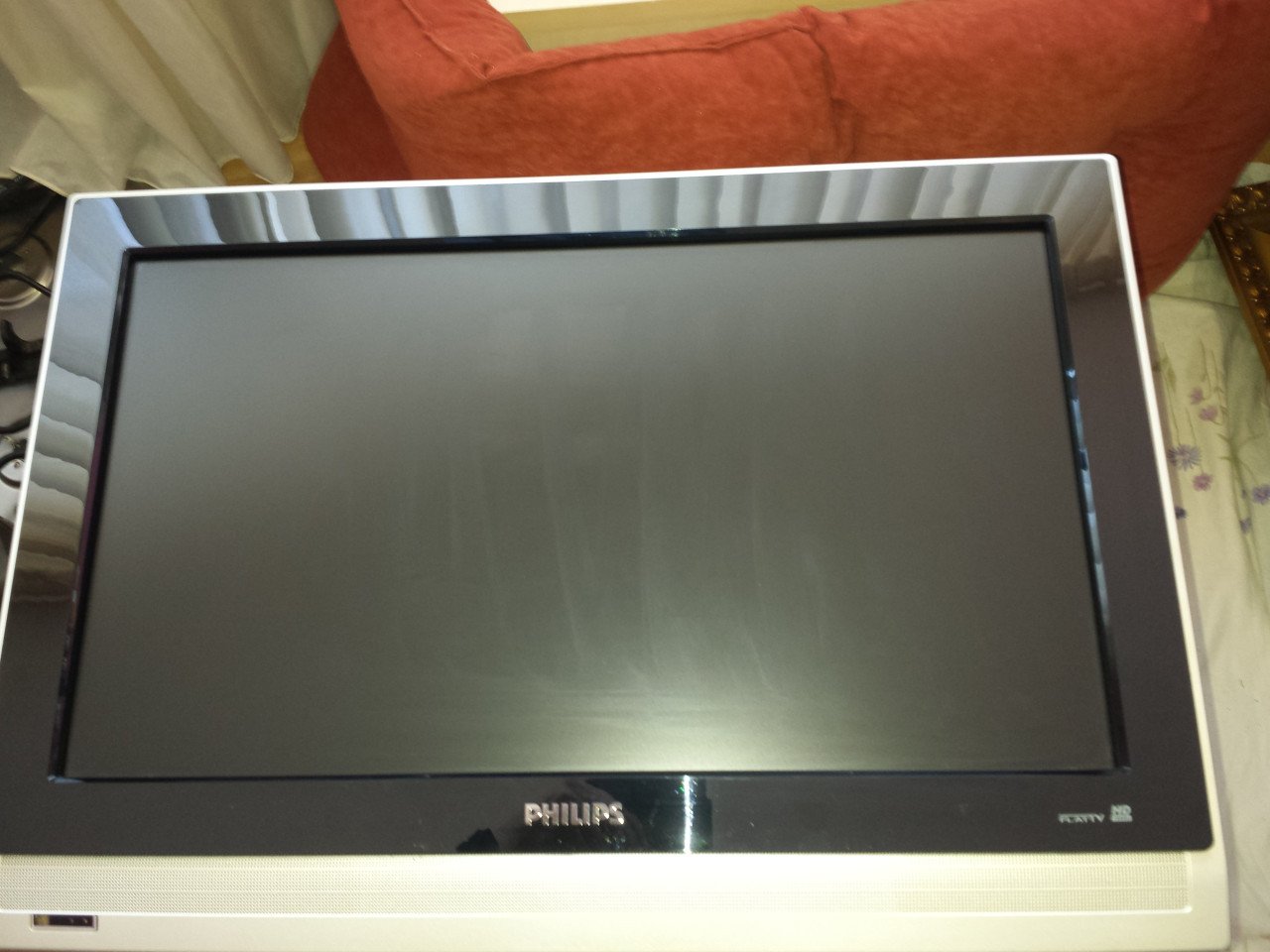 Philips tv te gebruiken met standaard of ophangen Alles compleet erbij.