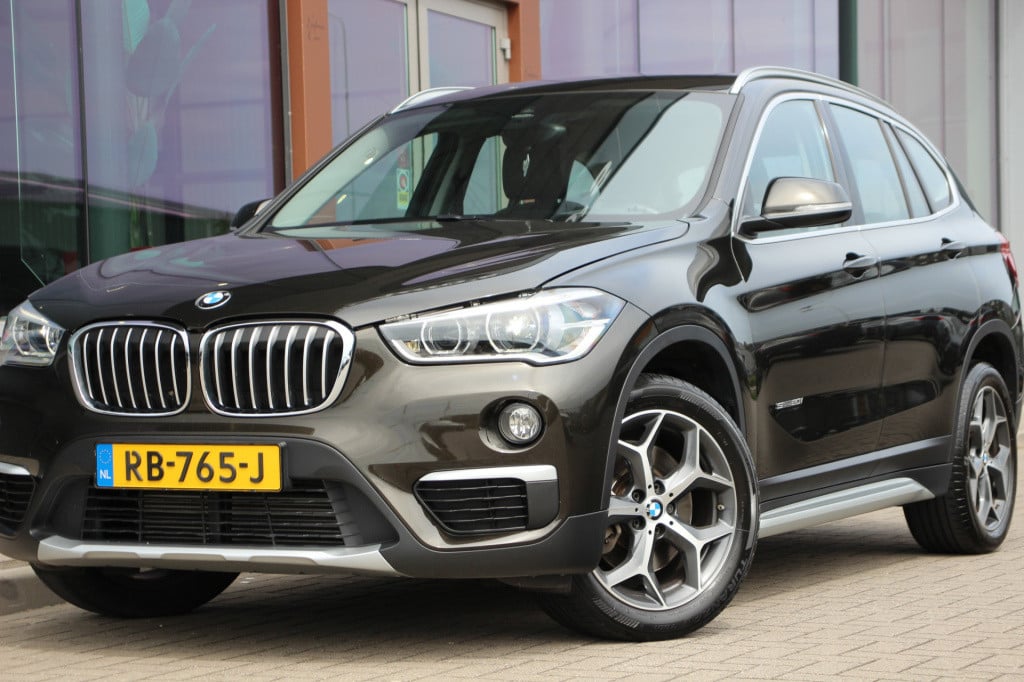 BMW X1 sdrive20i corporate lease executive | led | half leder | pdc |