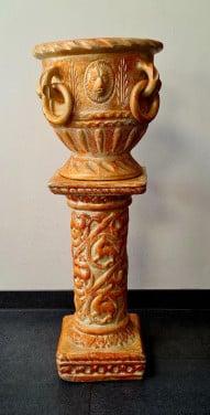 Antieke terrakleurige bloempot op zuil, 86 cm hoog