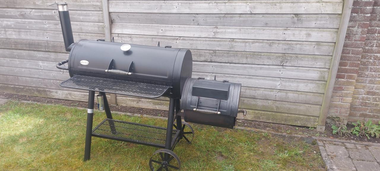 Intratuin offset smoker met regenhoes