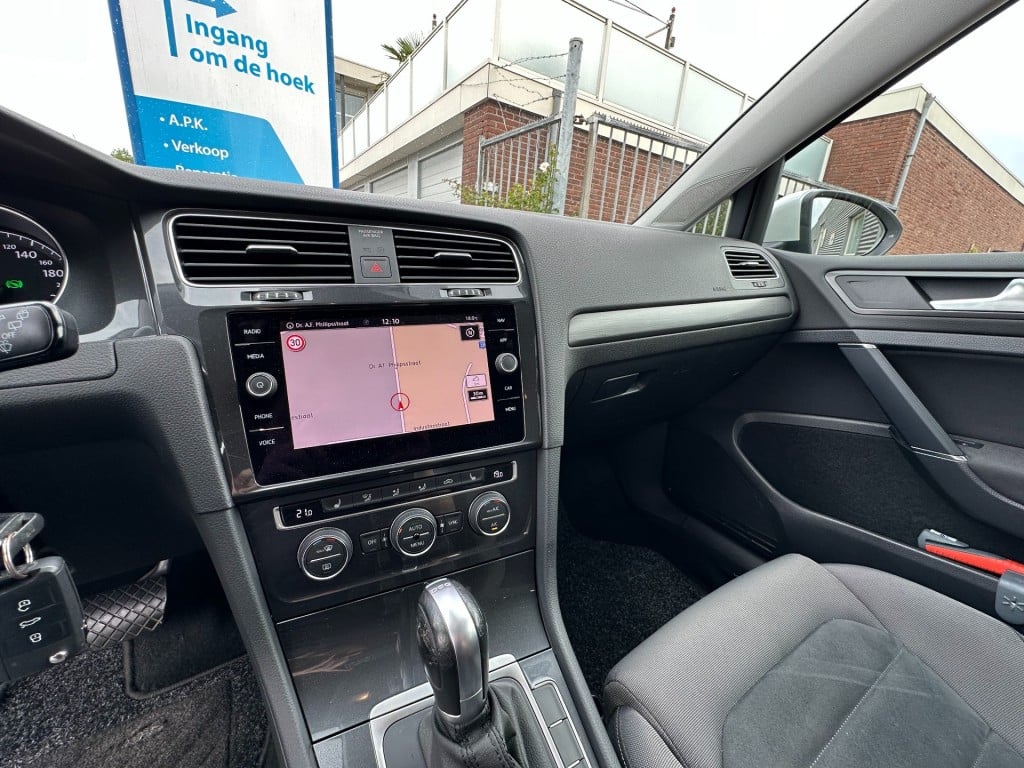 Volkswagen Golf 1.5 tsi comfortline business dsg pdc navi carplay