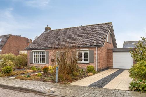 Vrijstaande woning in Biervliet te koop