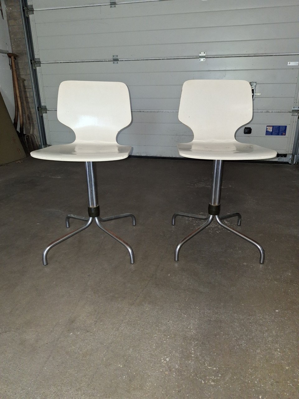 Houten witte stoelen (vijf stuks)