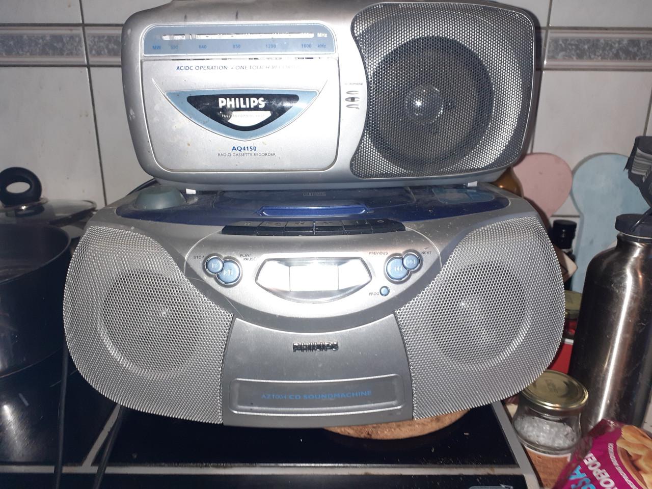 4 X Ophang..... Stereo Radio met MP3- Speler...met Boxen