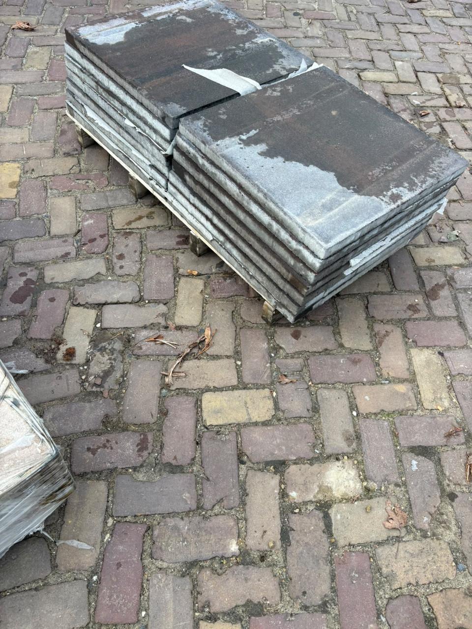 Partij bruin/zwarte betontegels 60x60x4.
