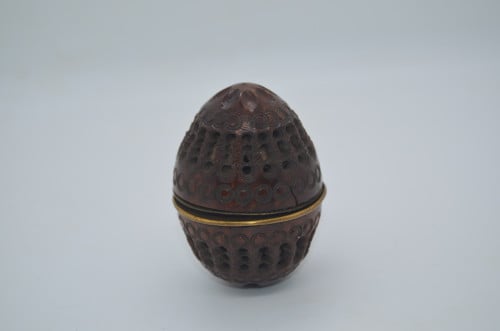 Handgesneden coquilla noten strooiers en pomanders (5)