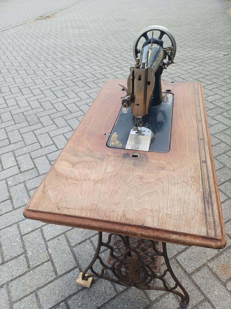Antiek naaimachine met onderstel