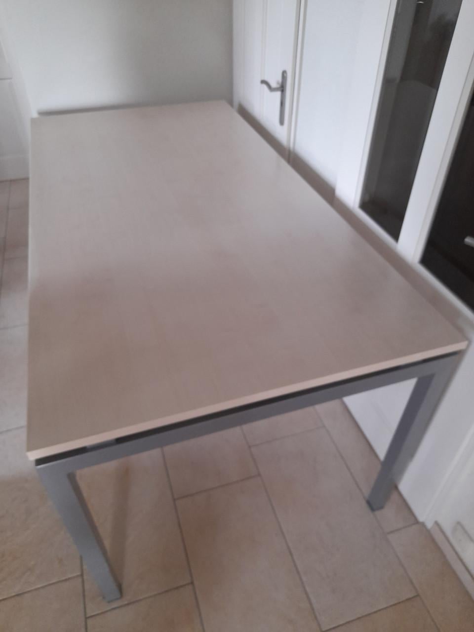 Bureau 100 x 200 (in hoogte verstelbaar van  62/82 cm) in goede staat!