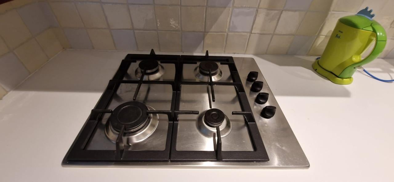 Keuken incl. koelkast, vaatwasser, gasfornuis, afzuigkap en kraan.