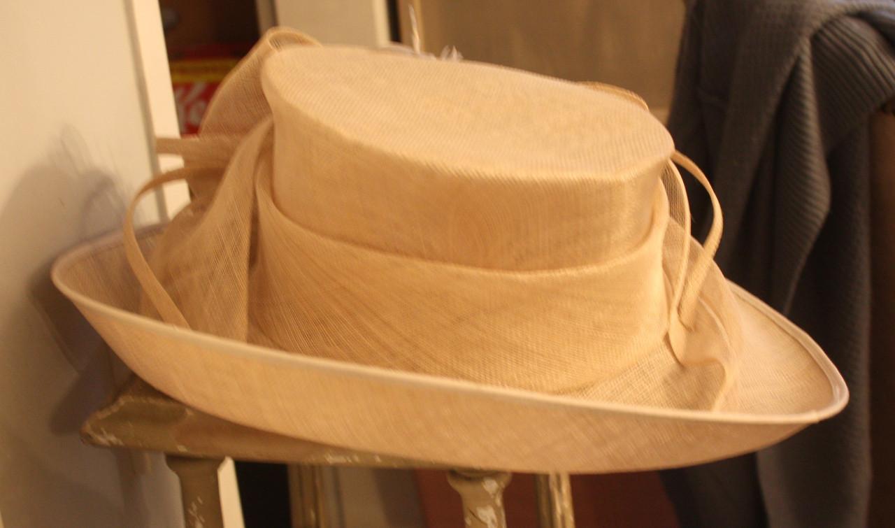 Mooie beige licht grijze hoed met bloem maat 9