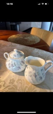 Wedgwood melkkannetje + suikerpotje