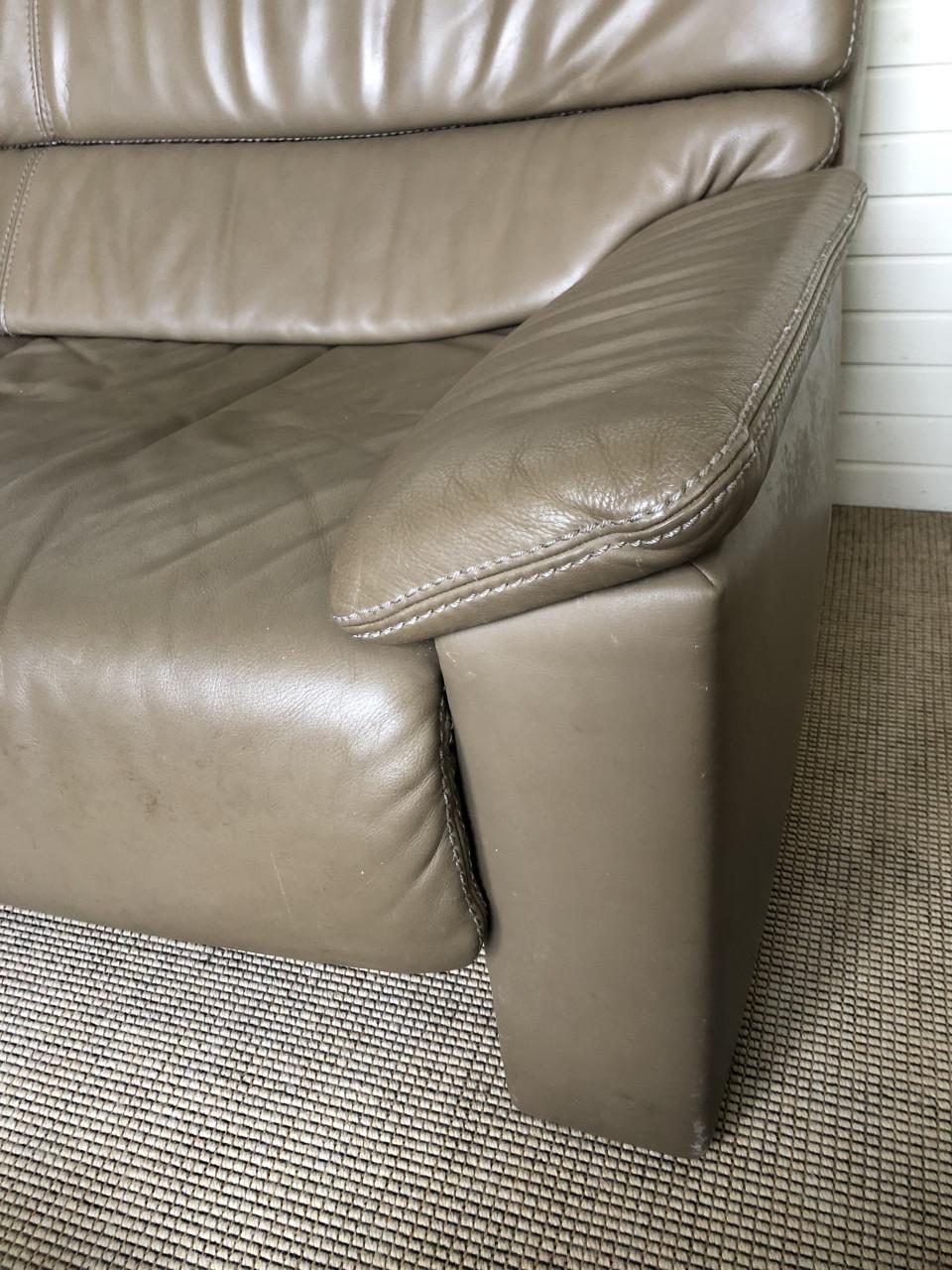 2 leren tweezitsbanken Merk Jori. Taupe kleurig