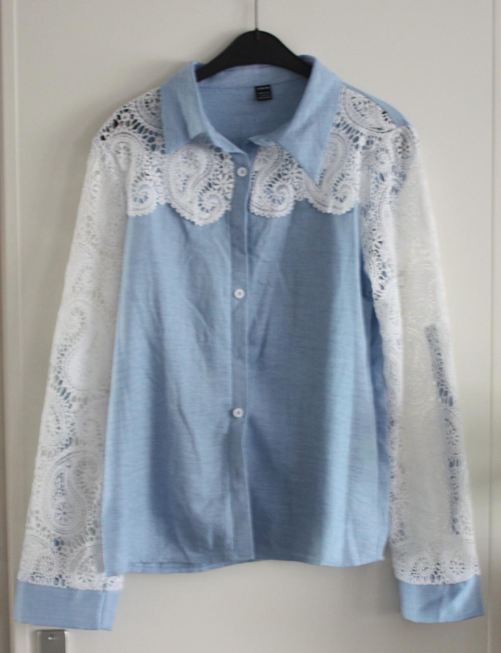 Blauwe blouse met witte kanten mouwen  maat l