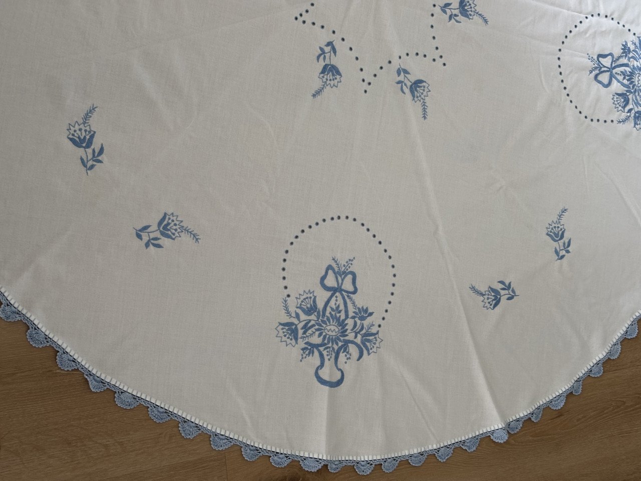EEN MOOI HAND GEBORDUURD TAFELKLEED Ø148