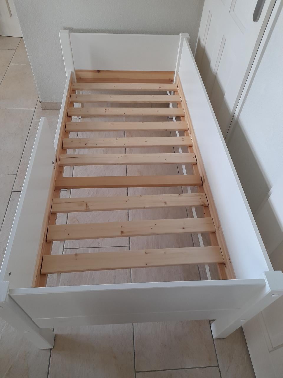 Peuter bed met matras (in goede nette staat )  150 x 70