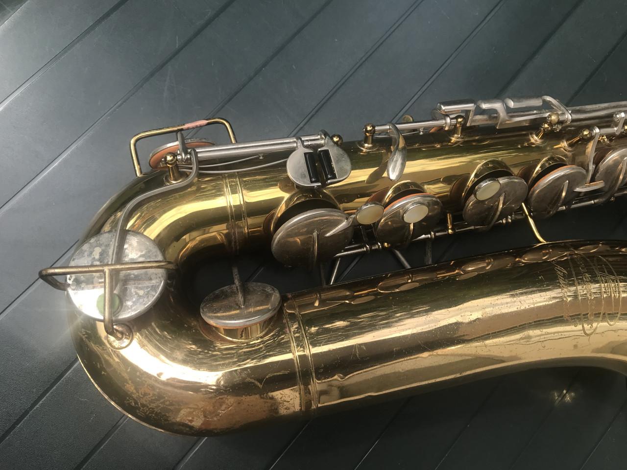 BUESCHER ARISTOCRAT TENOR SAXOFOON
