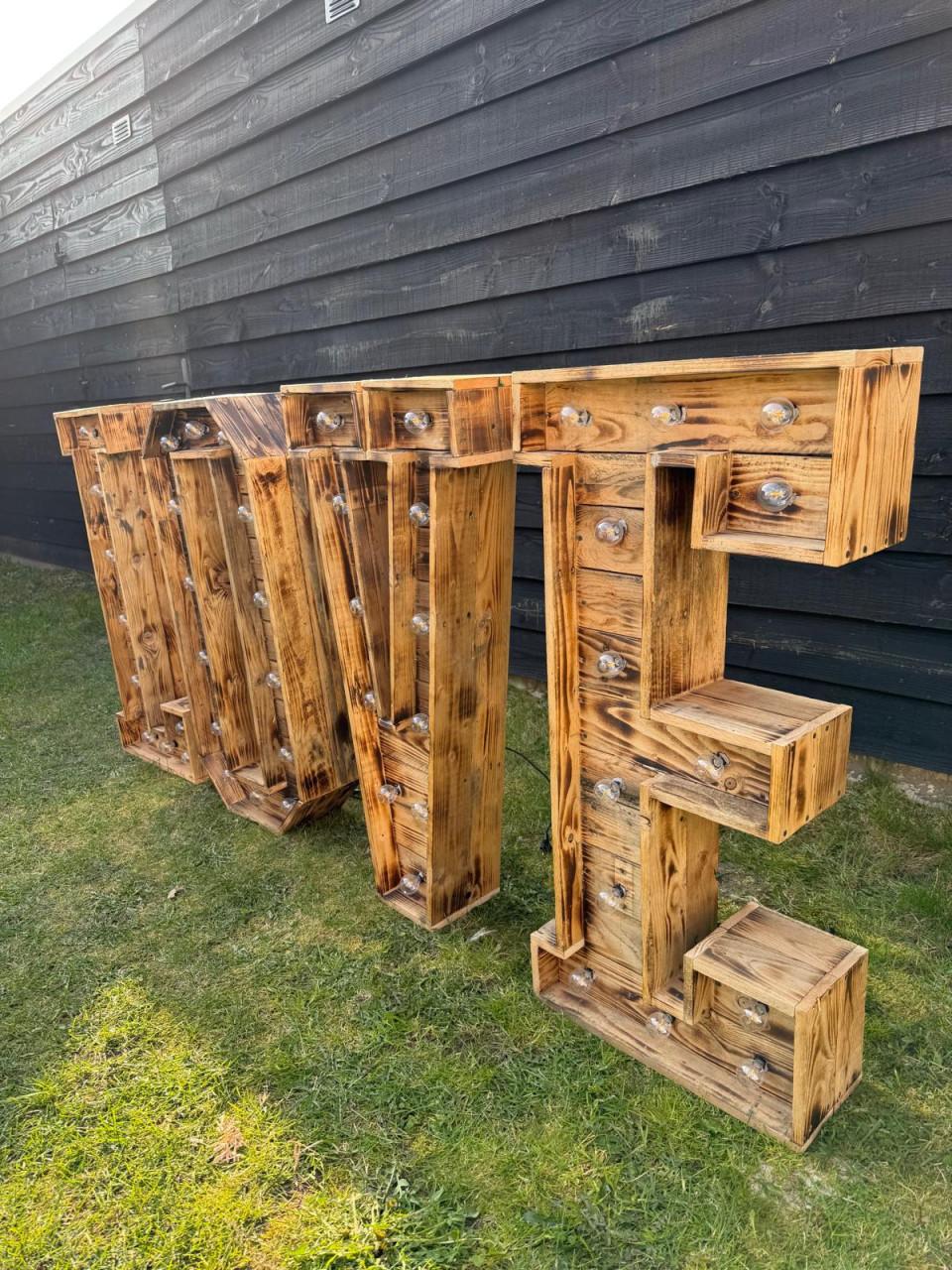 Handmade houten love lichtletters XL verhuur/verkoop