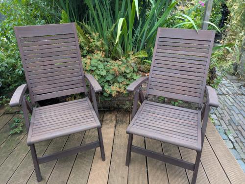 2 tuinstoelen Eucalyptus hout