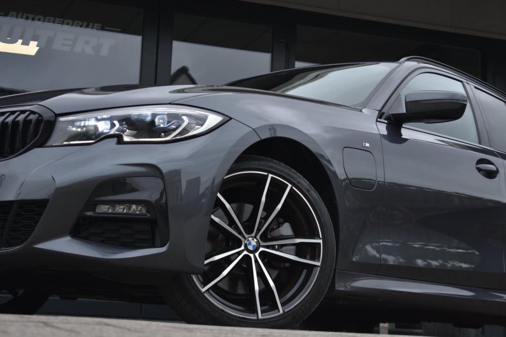 BMW 3-serie touring 320e m-sport | shadow-line | el. wegkl. trekhaak | head