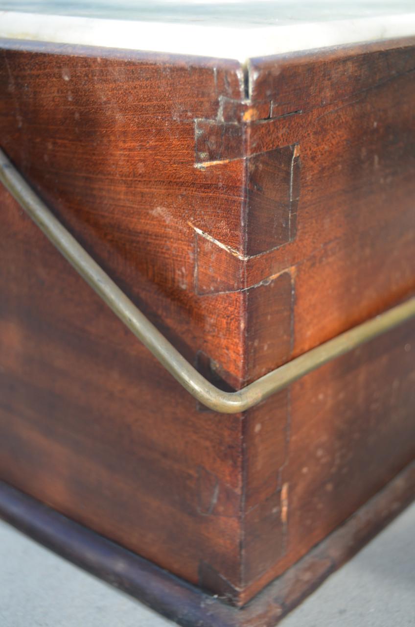 Houten en marmeren stoof met eigendomskenmerk AEB