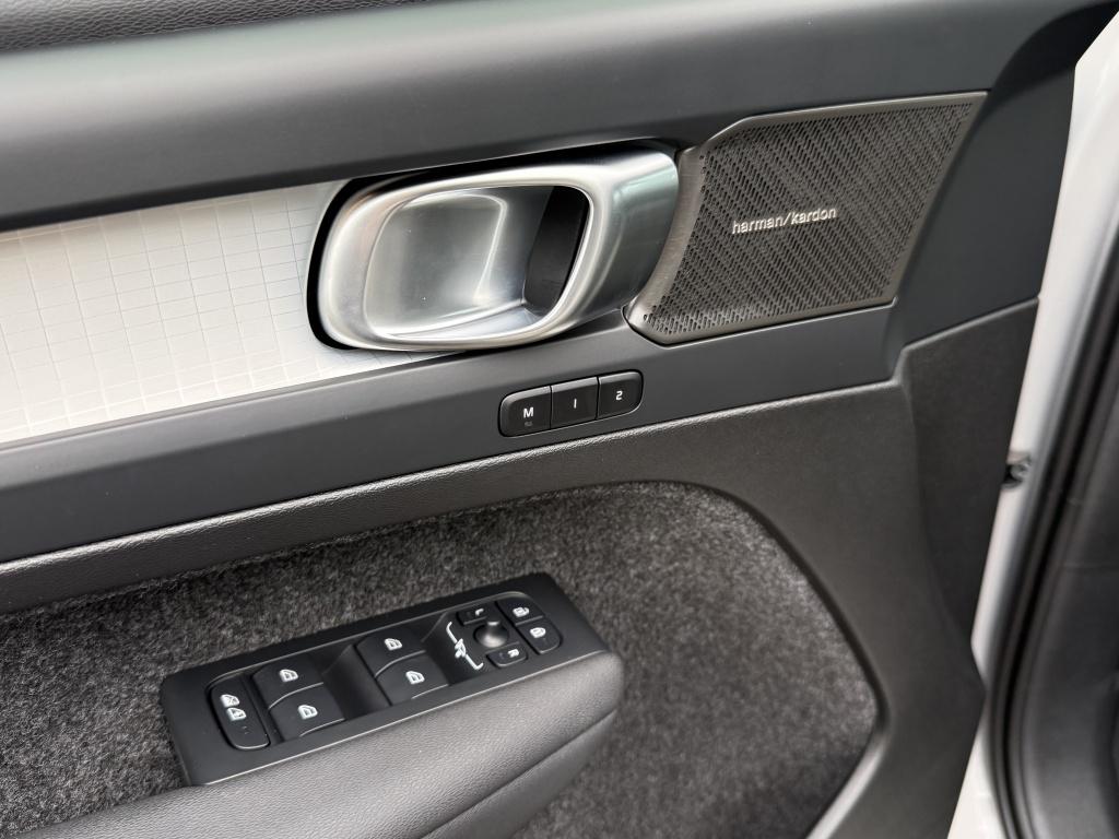 Volvo XC40 b4 197pk plus dark |adap.cruise| trekhaak | camera| elektrische