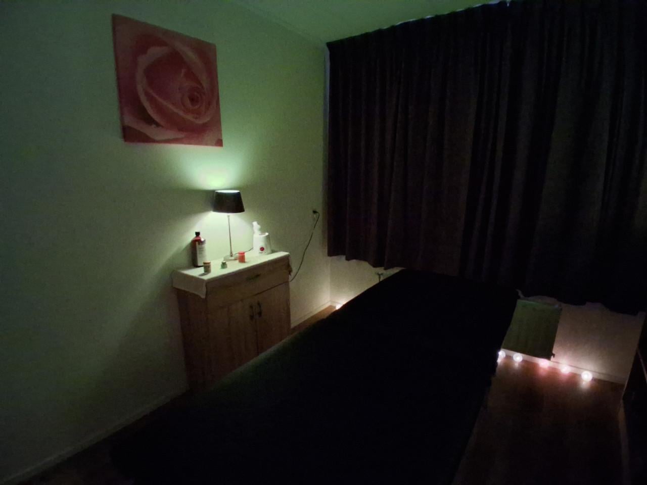 Ontspanningsmassage voor vrouwen door senior masseur