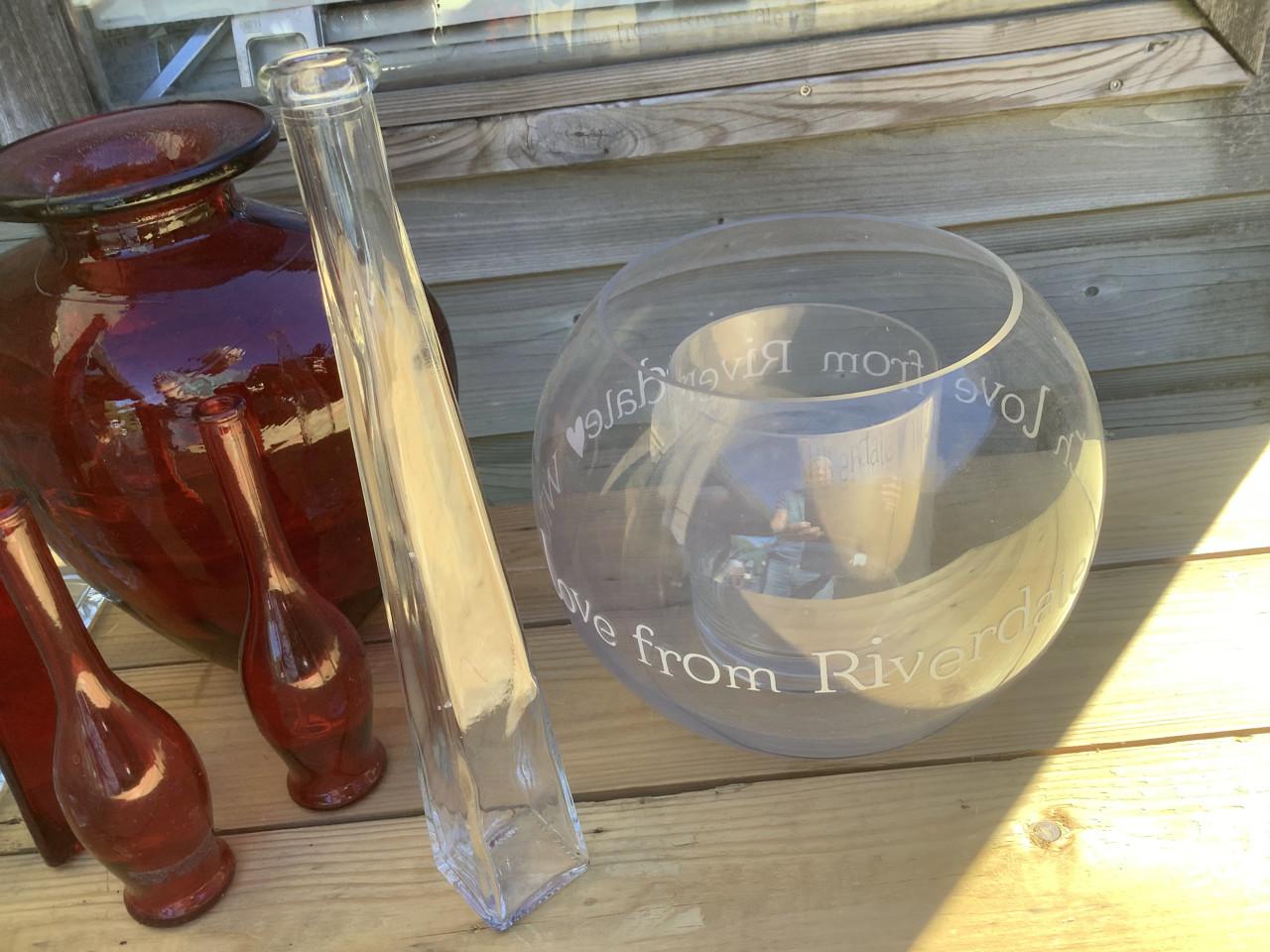 Verschillende glas artikelen, drinkglazen, vazen enz. Zie de foto’s