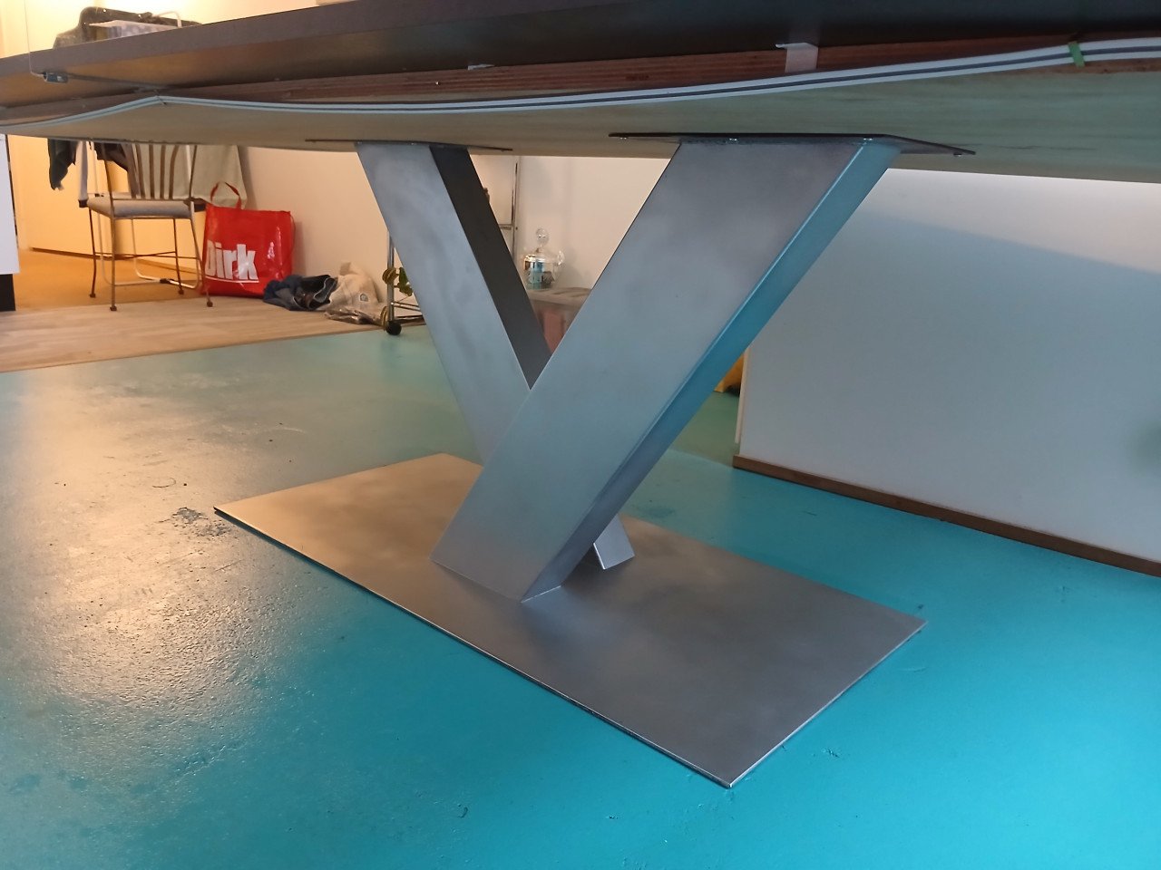 Unieke tafeltennistafel design met stalen poot en bladen