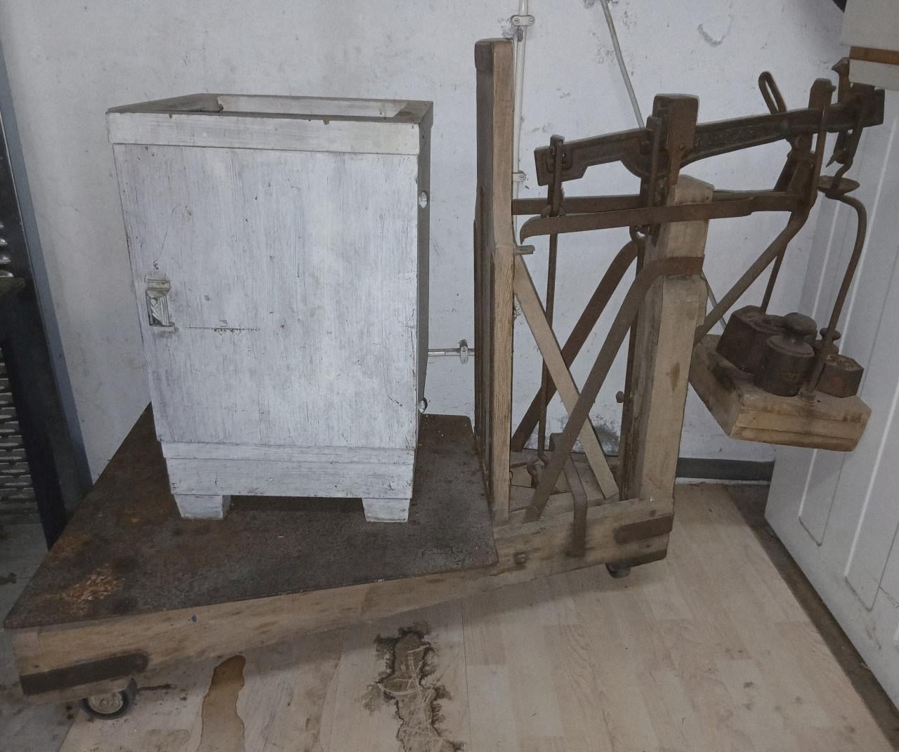 Bascule en antiek kastje