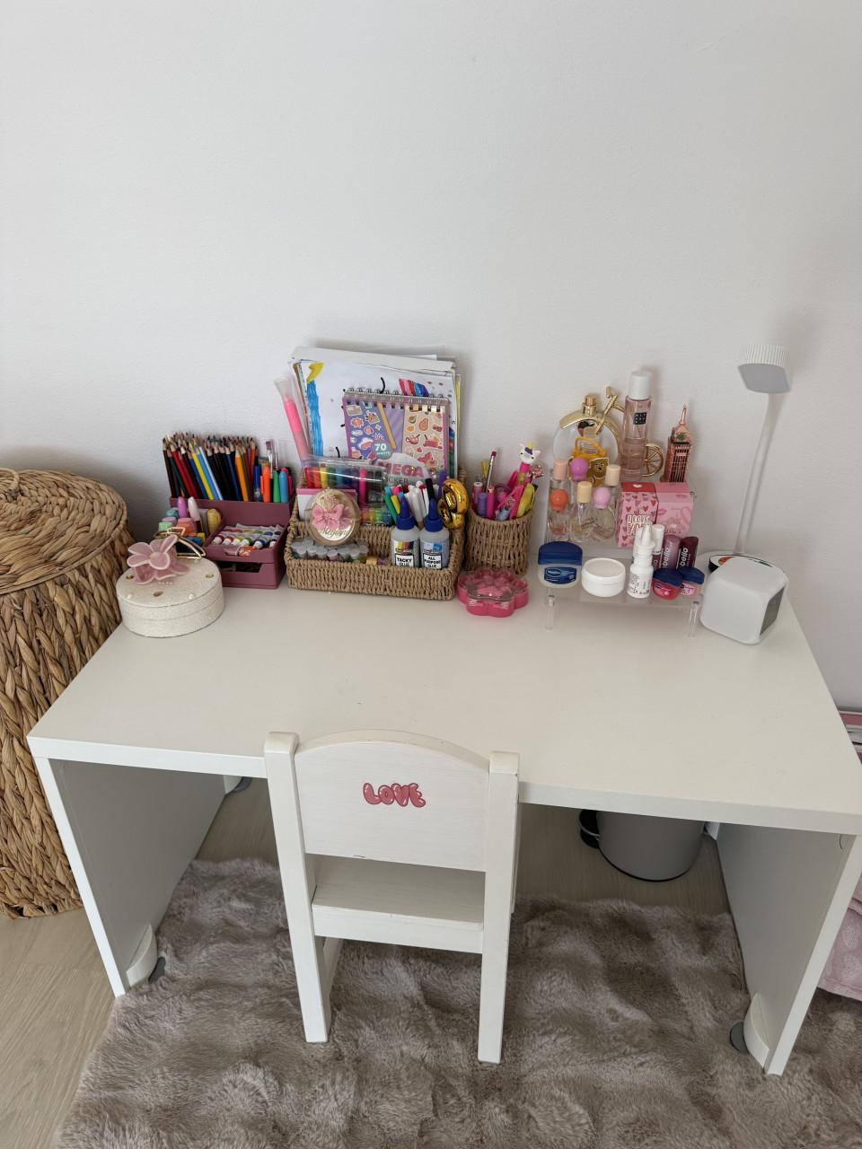 Speelgoedkist en kinder bureau met stoeltje van Ikea
