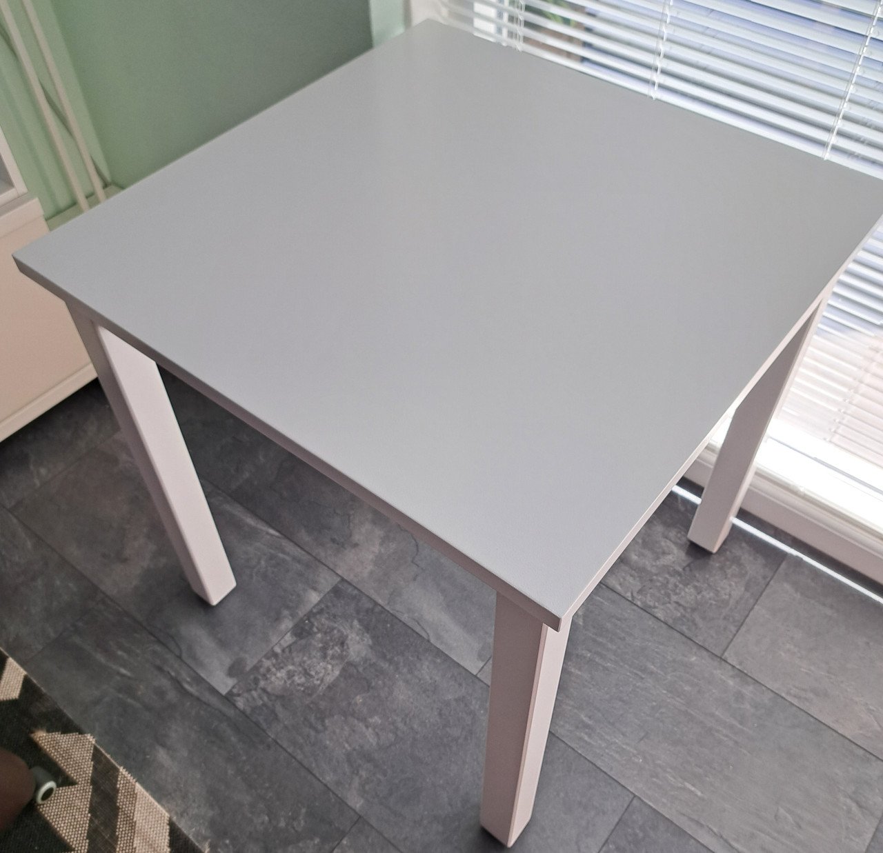 Witte zware tafel - (b) 74 x (d) 74 x (h) 75 cm