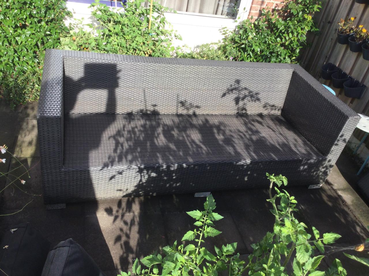 Gratis af te halen tuinset,  bestaande uit bank, 2 stoelen en tafel