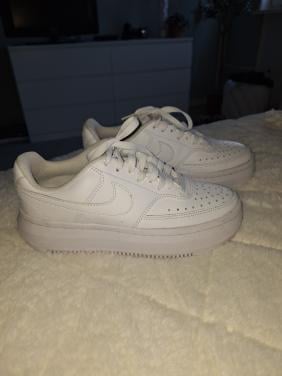 Te koop: damessneakers Nike!