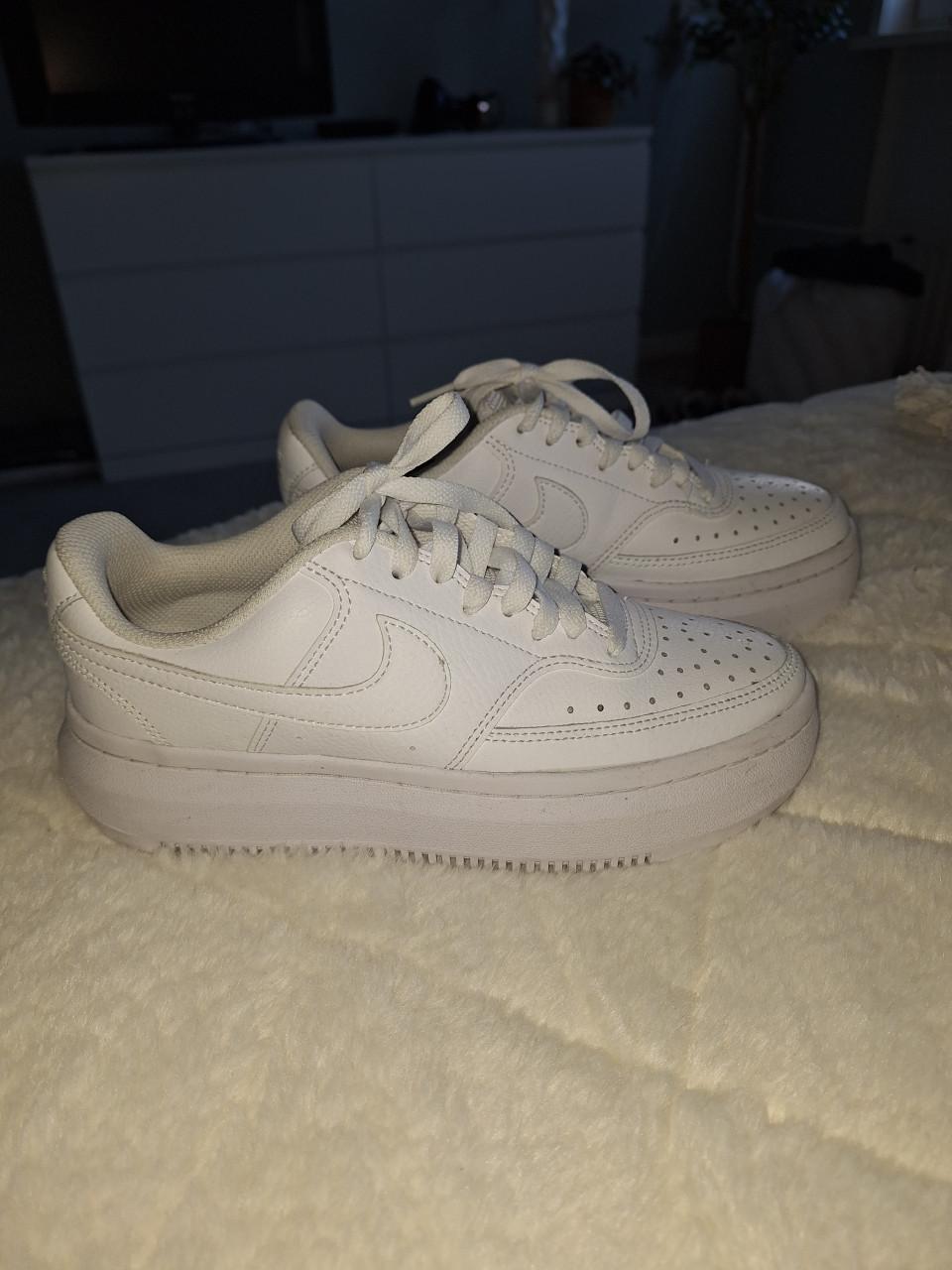 Te koop: damessneakers Nike!