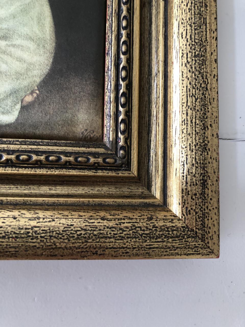 Mooie prent van biddend meisje op doek in vergulde houten lijst