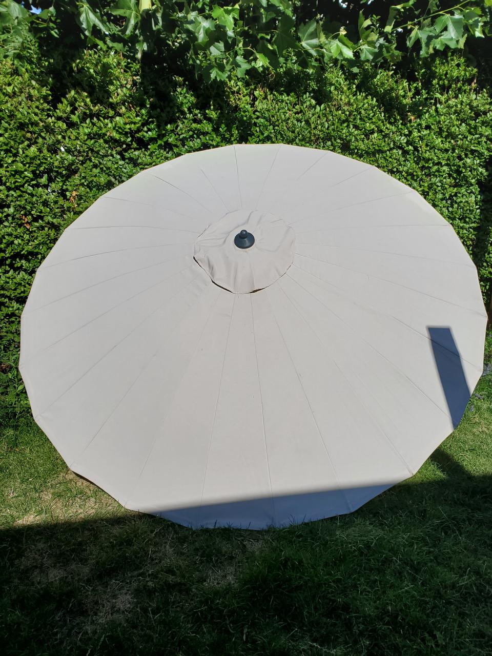 Mooie parasol met betonvoet