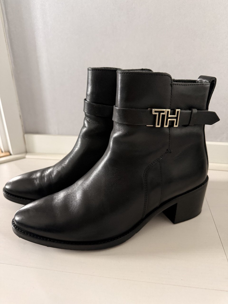 KOOPJE: Tommy Hilfiger dames enkellaarsje met hak