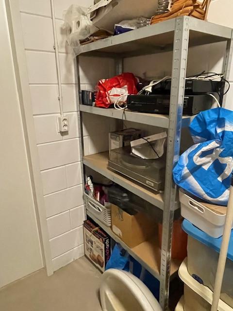 Metalen en houten opslagrekken / kasten