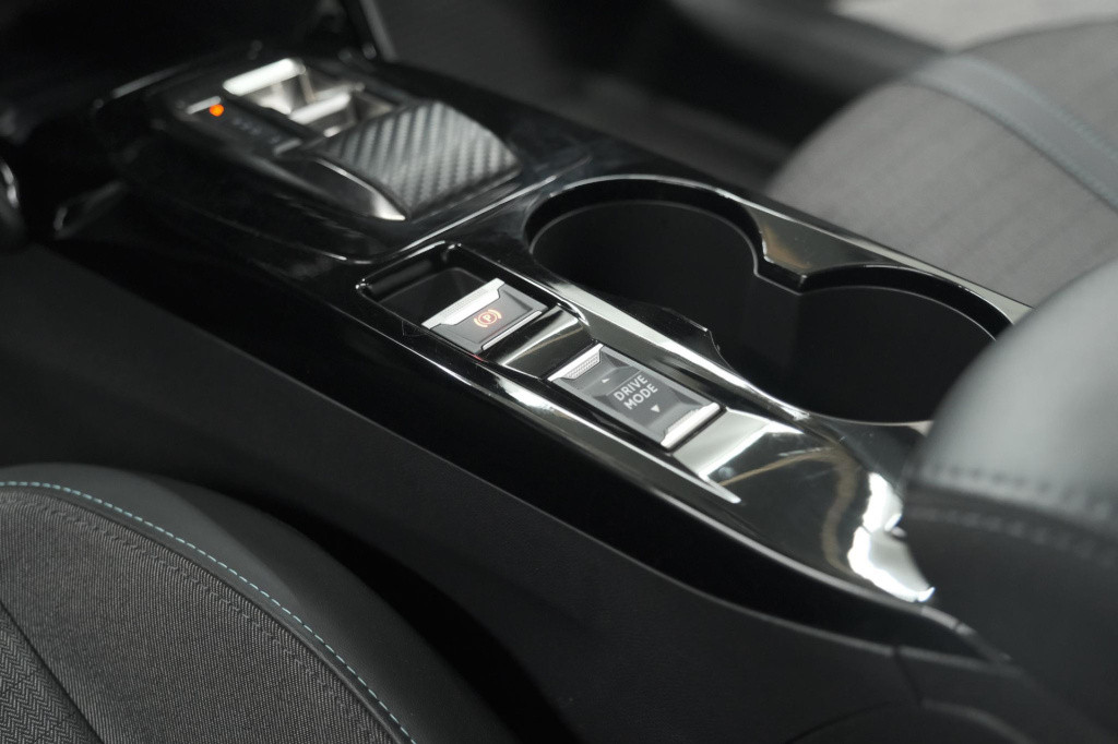 Peugeot 208 puretech 100 eat8 allure pack | camera | apple carplay | parkee