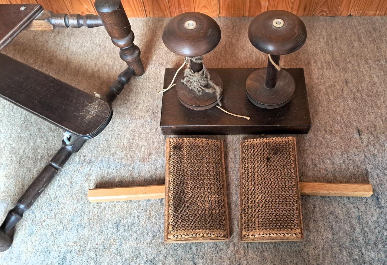 Compleet Spinpakket: Authentiek Spinnewiel, 2 Spoelwinders & Handkaarden