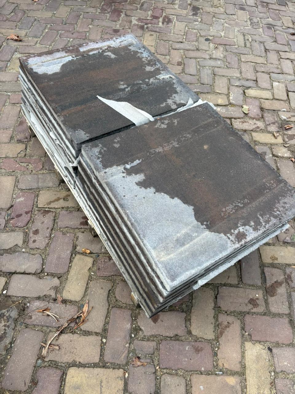 Partij bruin/zwarte betontegels 60x60x4.