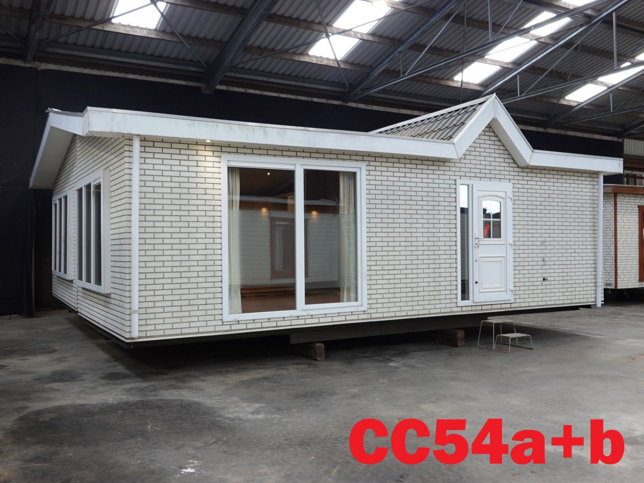 Div. stacaravans en chalets met dubbel glas en centrale verwarming te koop