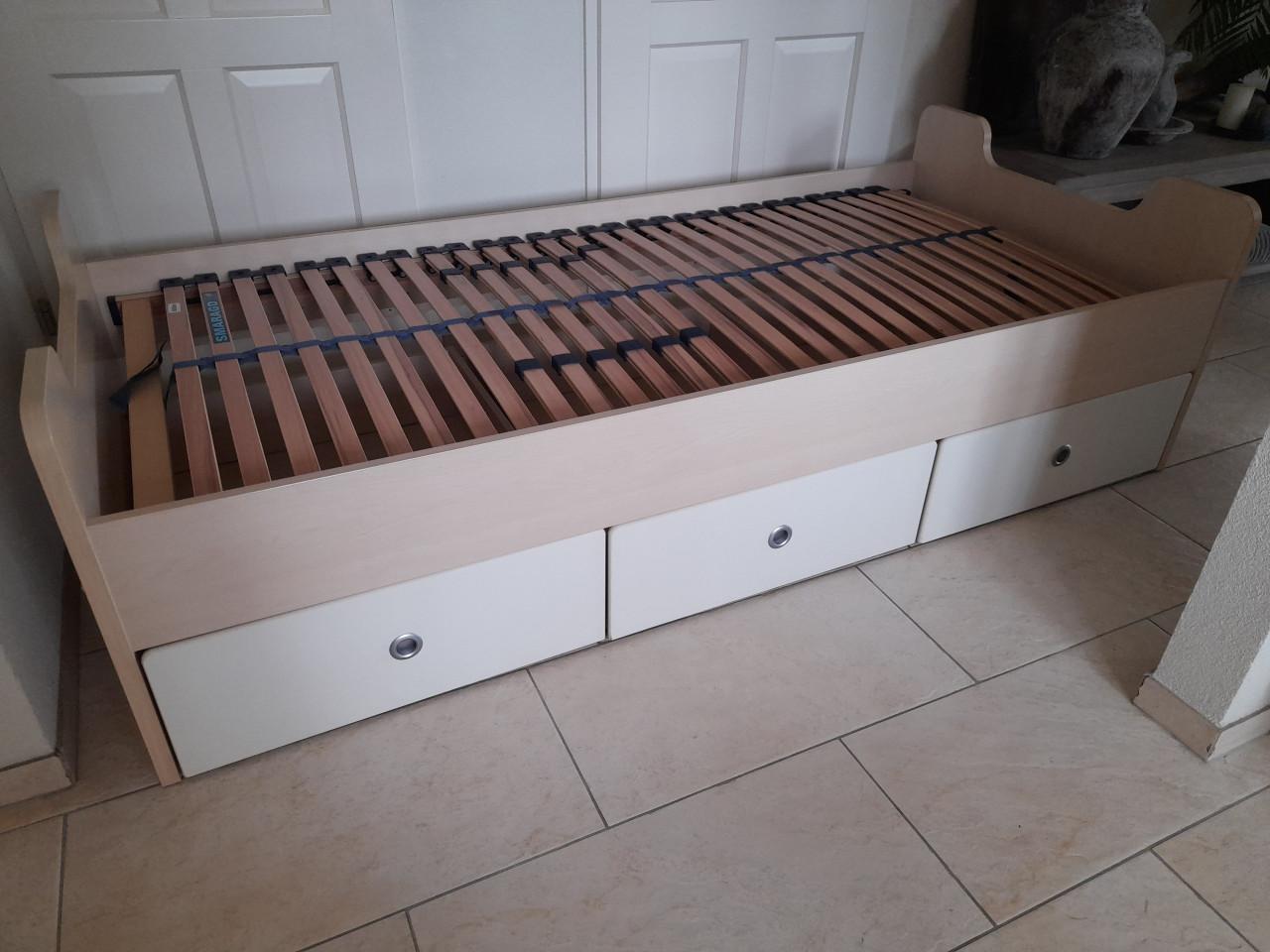 1 persoons Bed met laden (in goede nette staat )