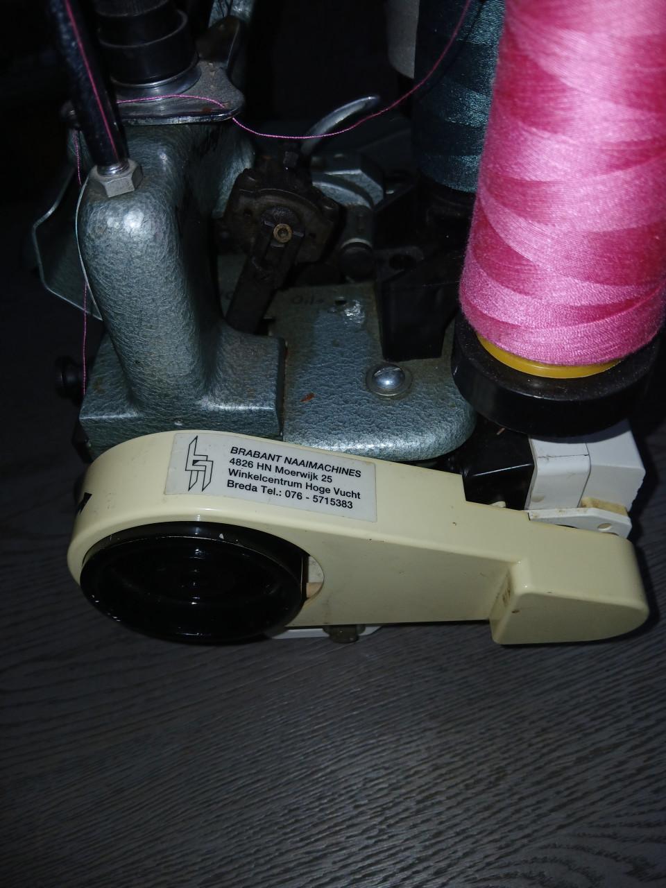 Breloc overlock machine