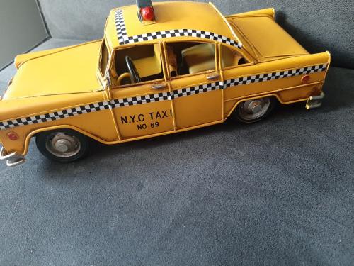 Gele blikken taxi