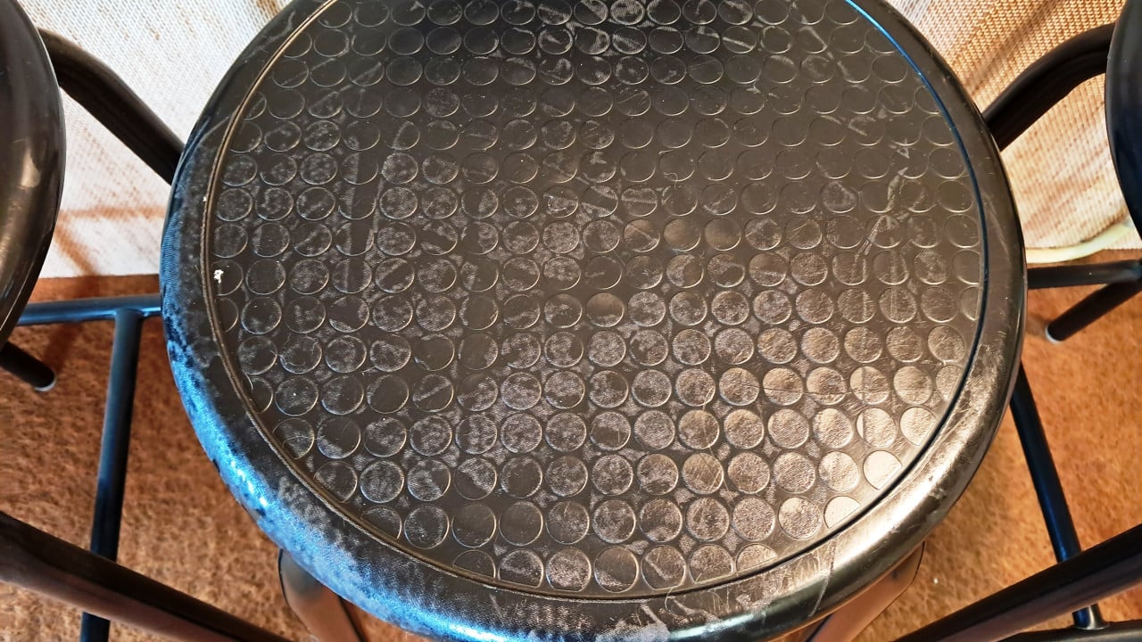 4 barkrukken, Zwart gekleurd, kunststof zitting, metalen poten