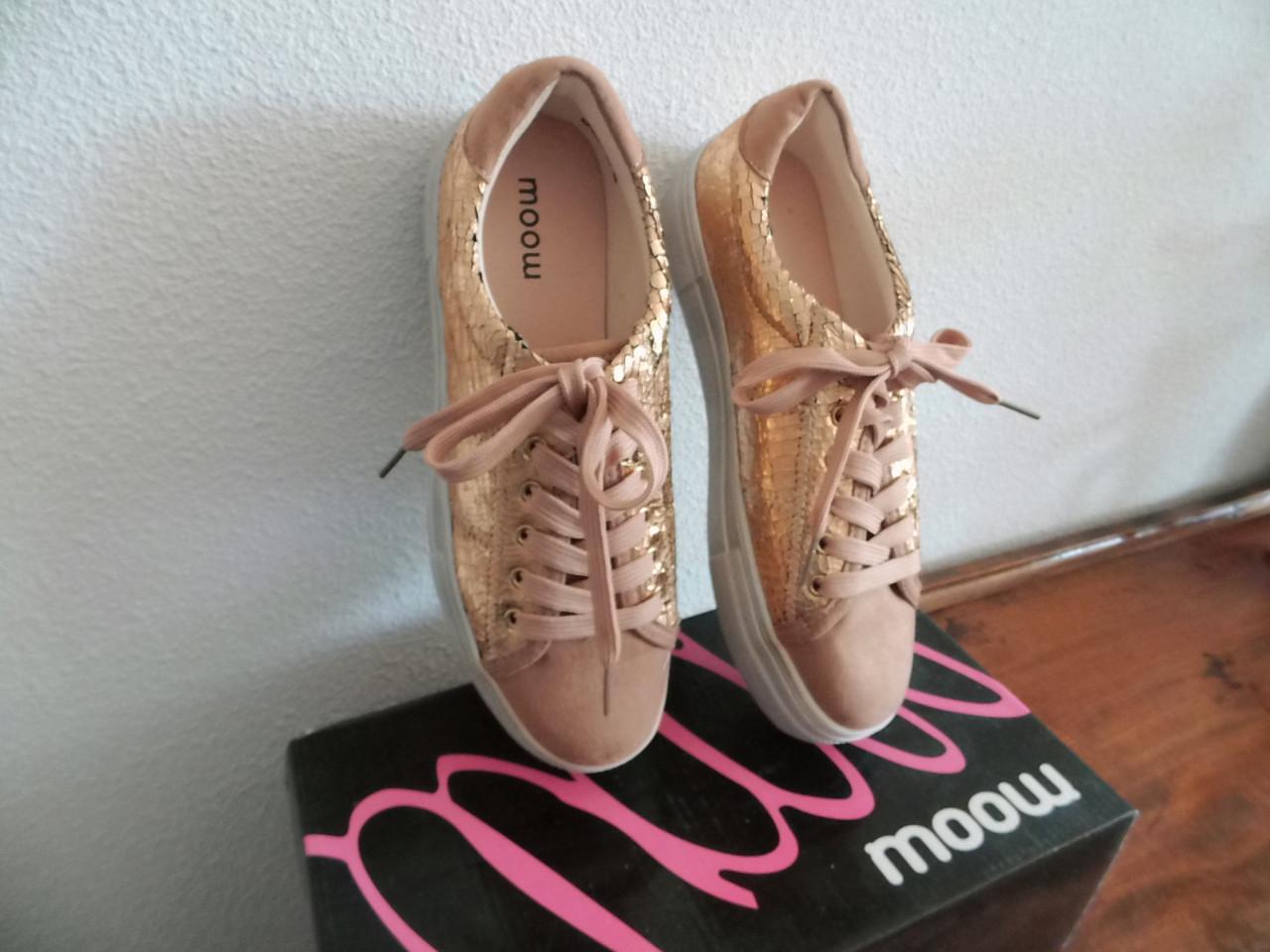 Sneakers van MOOM maat 39.5.