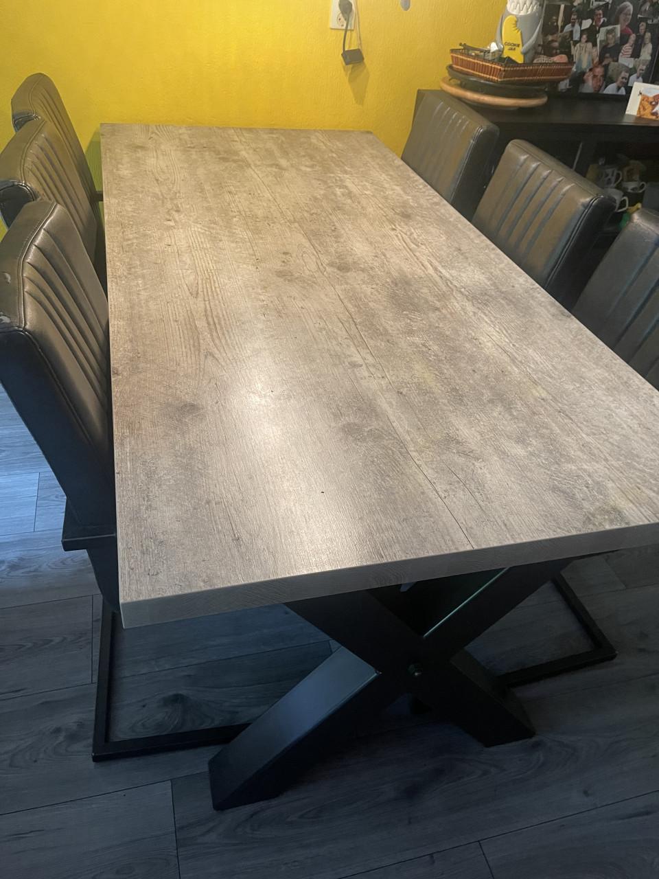 Eettafel met stoelen